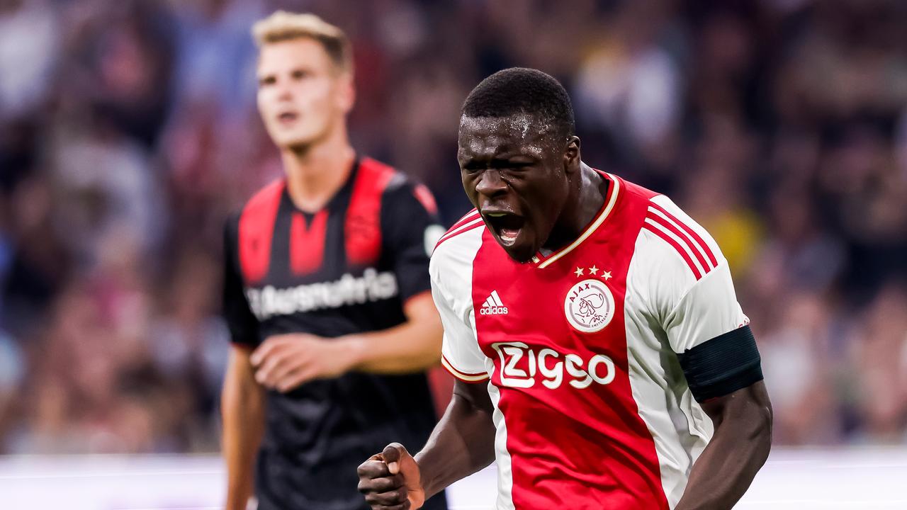 Brian Brobbey applaudit après son but contre le sc Heerenveen.