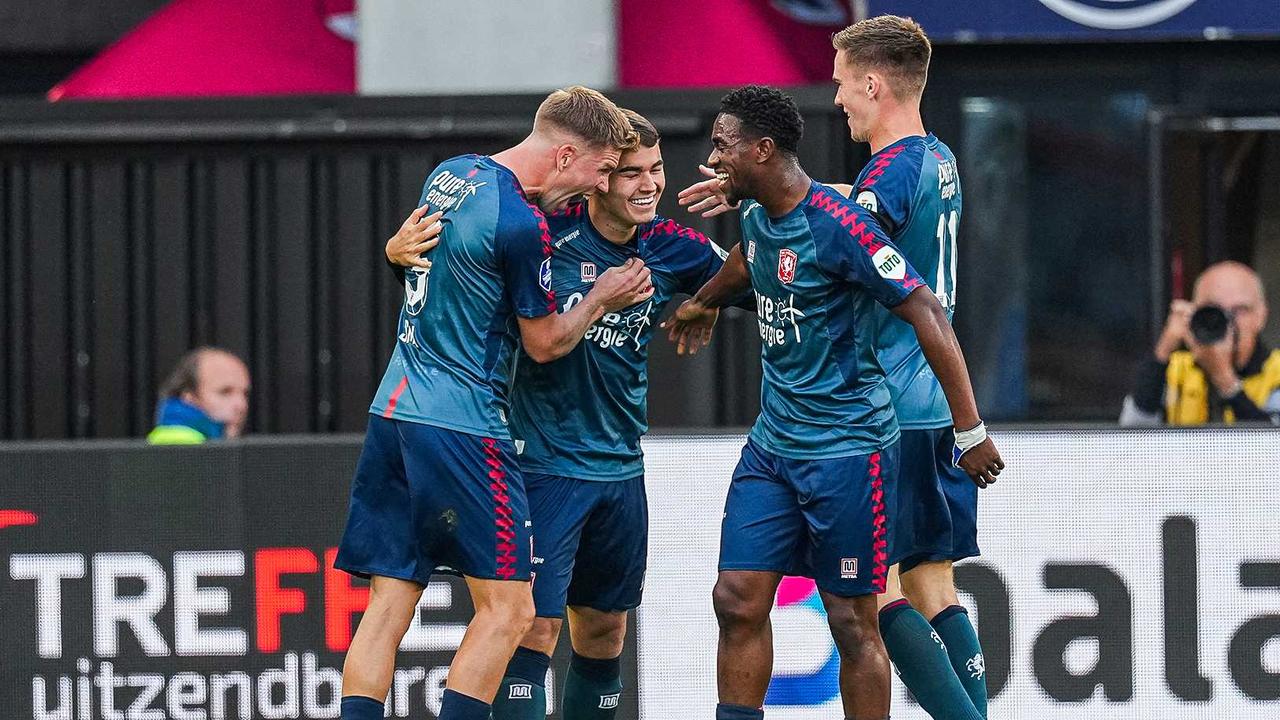 Le FC Twente célèbre l'égalisation de Manfred Ugalde.