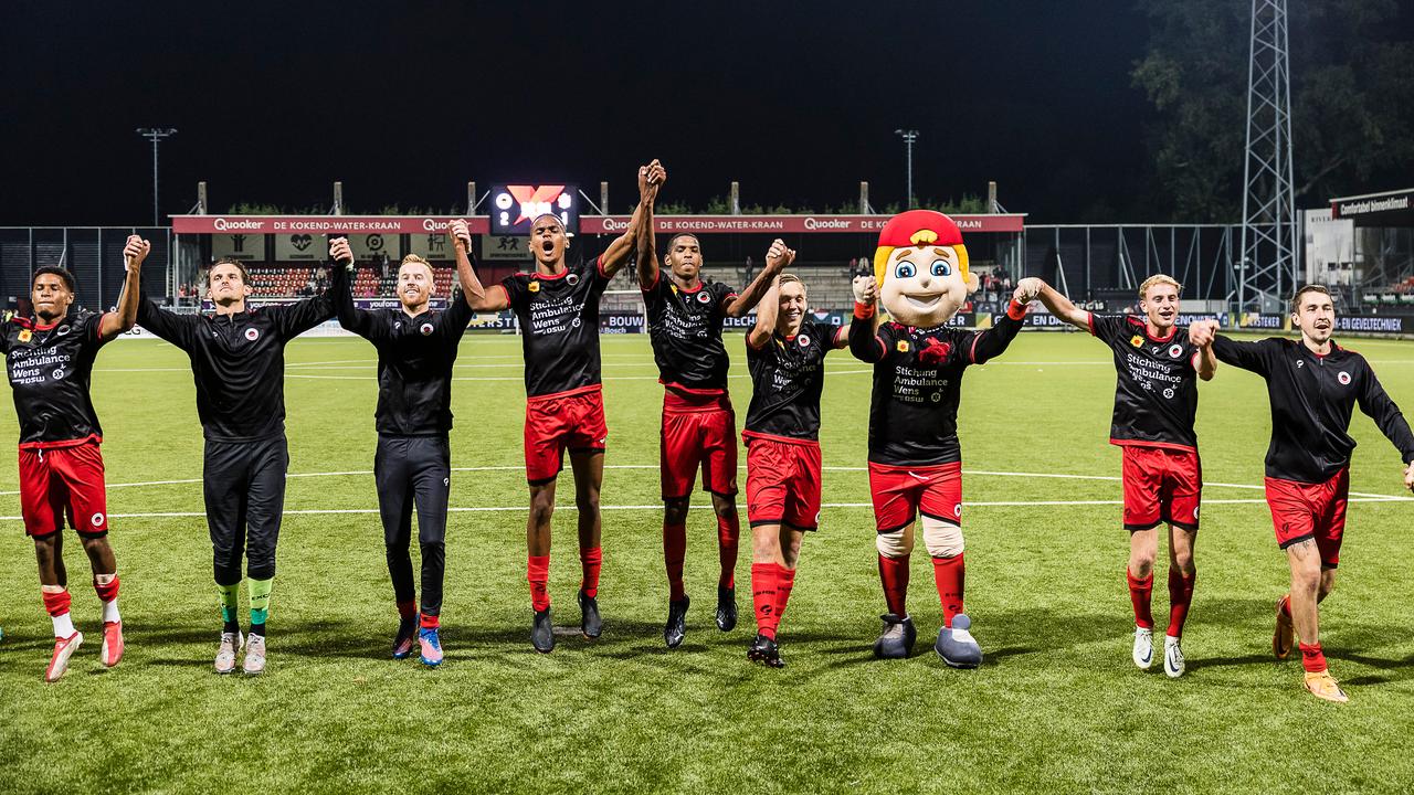 Les joueurs d'Excelsior remercient la foule.