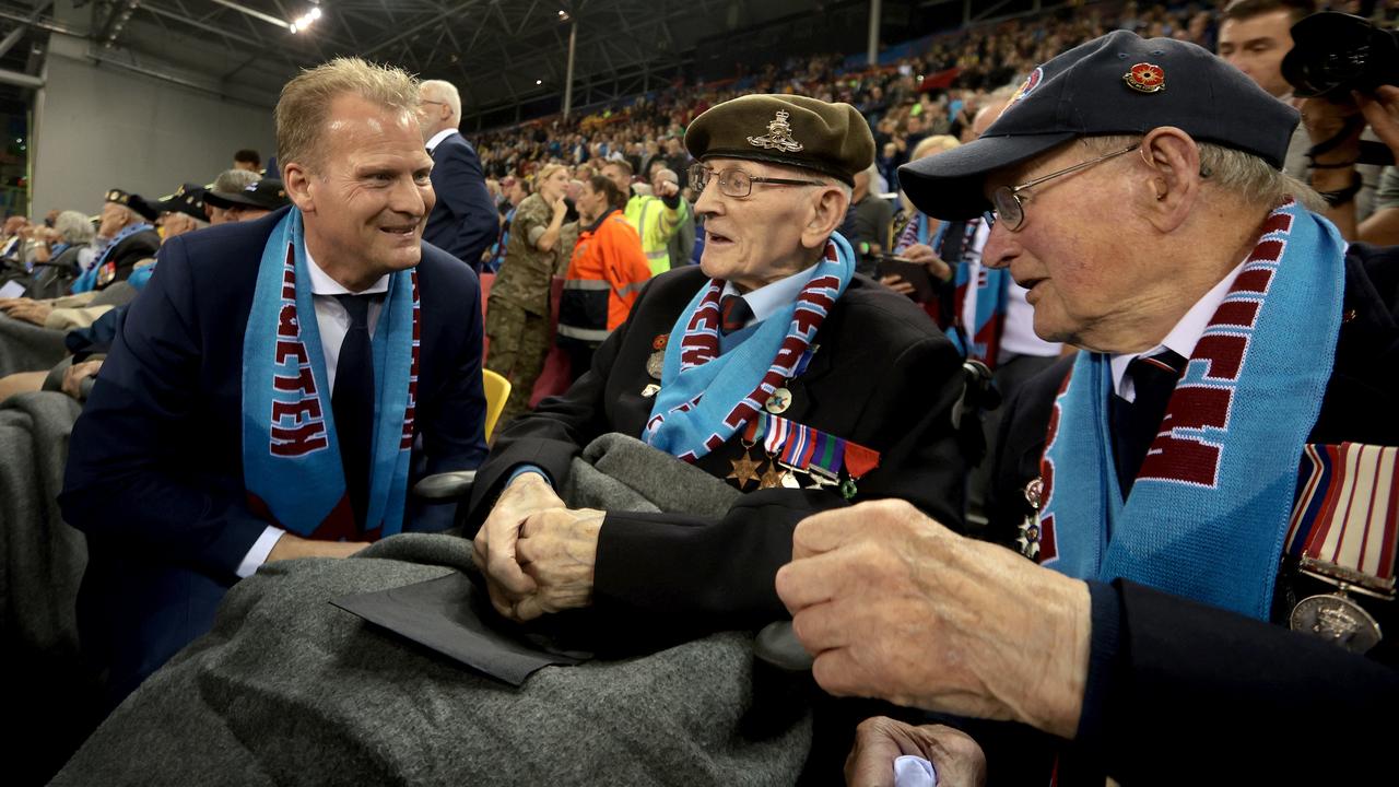 Le directeur de Vitesse, Pascal van Wijk, avec deux vétérans.