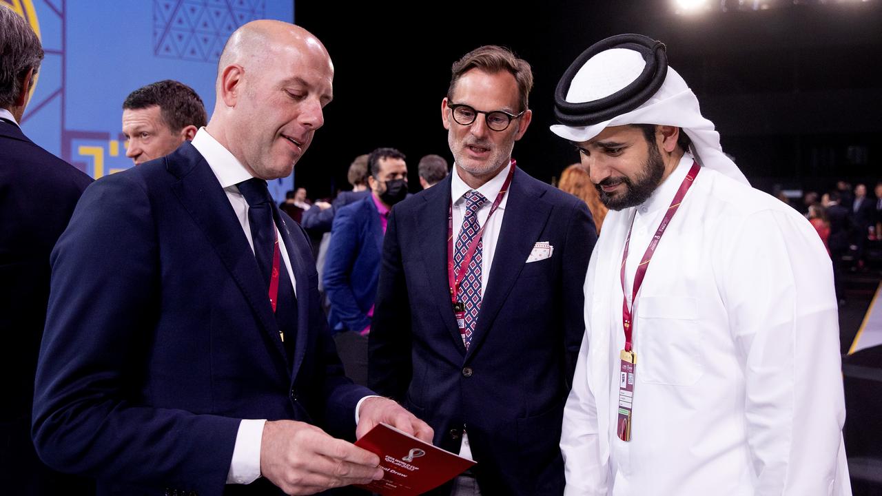 Gijs de Jong (à gauche) le 1er avril à Doha lors du tirage au sort de la Coupe du monde.