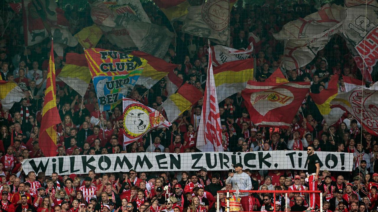Les supporters de l'Union Berlin accueillent Timo Baumgartl lors de son retour au stade.