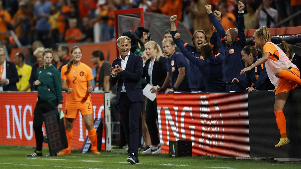 Joie pour l'entraîneur national Andries Jonker après le but victorieux dans la phase finale absolue du match.