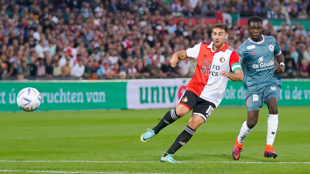 Orkun Kökçü tire le ballon derrière Nick Olij.