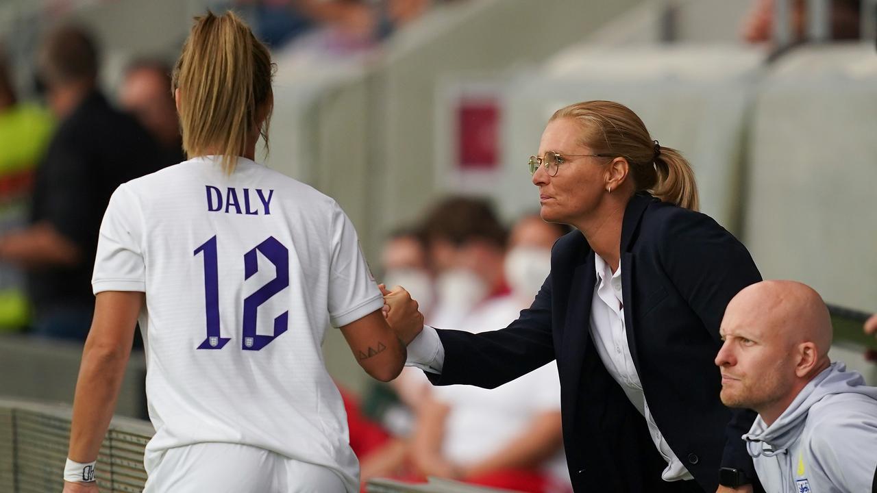 Sarina Wiegman avec Rachel Daly pendant le match contre l'Autriche.