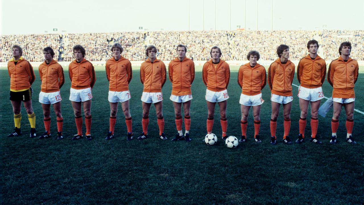 L'équipe nationale néerlandaise avant le match contre l'Allemagne de l'Ouest lors de la Coupe du monde 1978, avec Piet Schrijvers à l'extrême gauche.