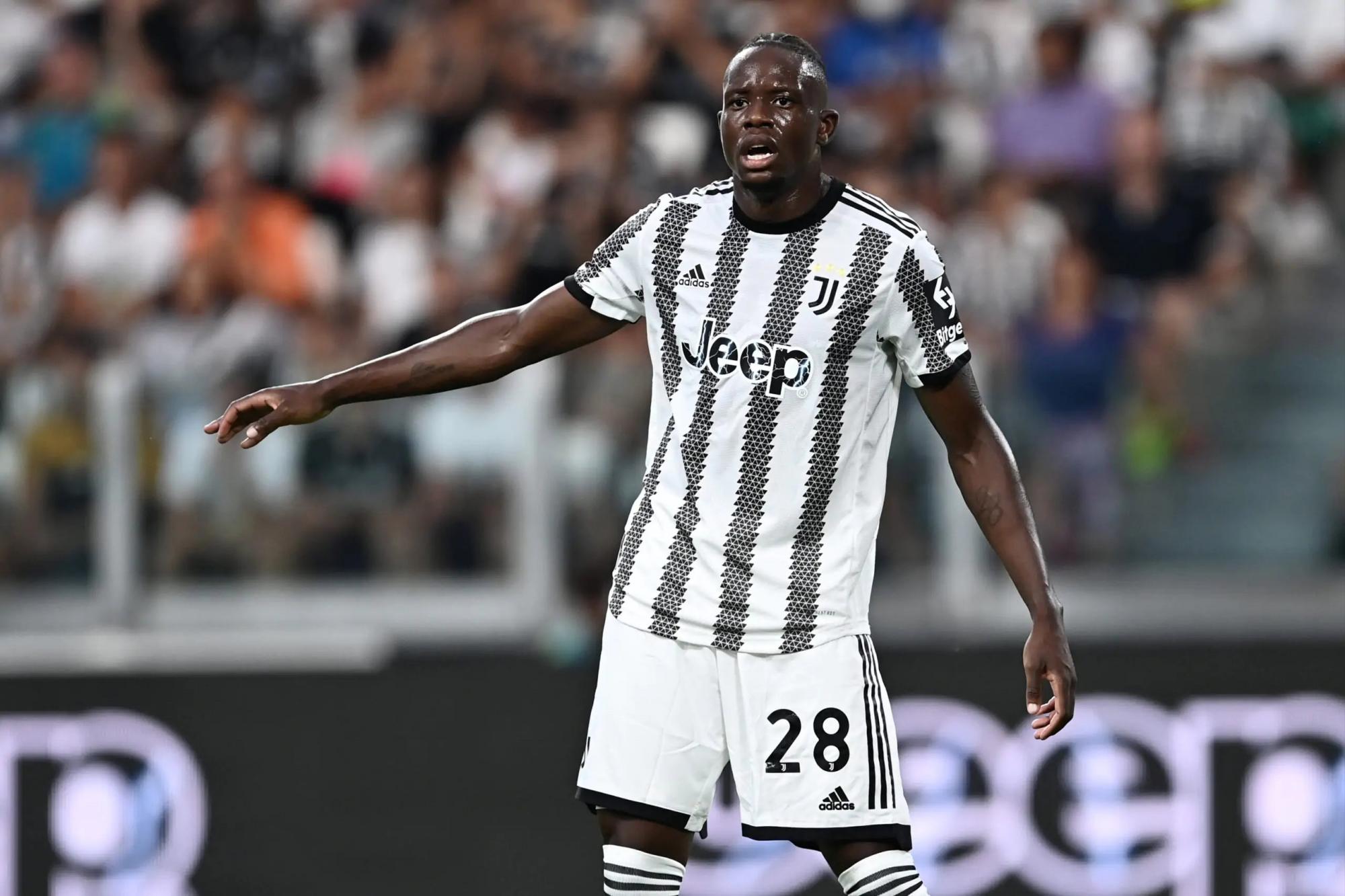 EN DIRECT : Le PSG fait le ménage et annonce son transfert, un joueur retourne à Barcelone et l'avenir d'Elis en France est révélé.