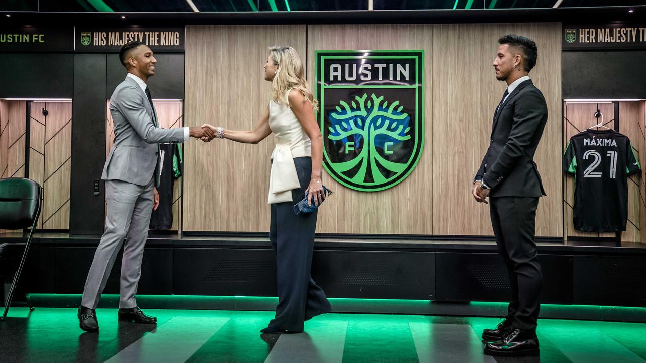 La reine Máxima serre la main de l'attaquant néerlandais Danny Hoesen, qui joue pour le Austin FC depuis décembre 2020.