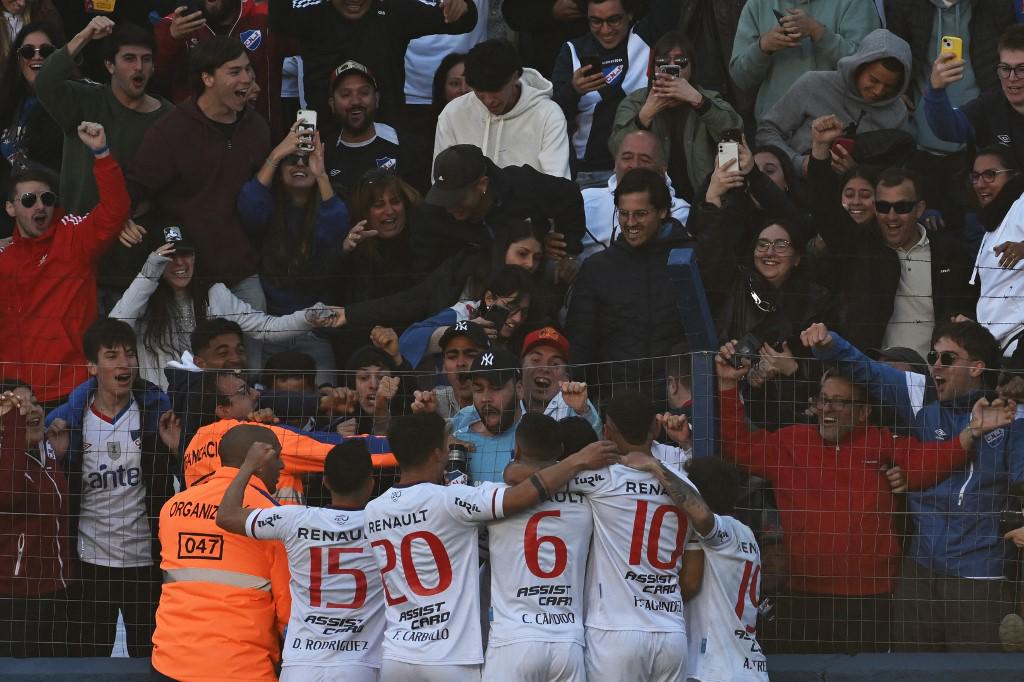 Le but de Luis Suárez dans le derby Nacional-Peñarol : personne ne s'y attendait et il l'a mis dans le coin depuis l'extérieur de la surface.