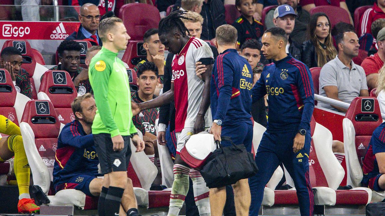 Calvin Bassey a abandonné à l'Ajax en fin de match en raison d'une blessure.