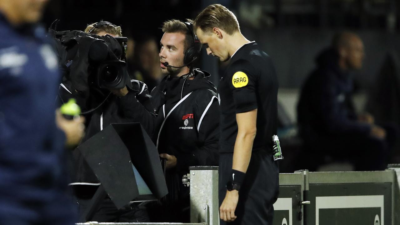 L'arbitre Sander van der Eijk regarde la vidéo du handball présumé.