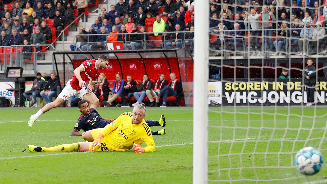 Mees de Wit marque le 1-1 pour AZ contre Ajax.