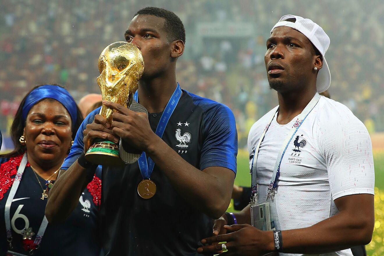 Paul Pogba avec son frère aîné Mathias et sa mère Yeo Pogba.