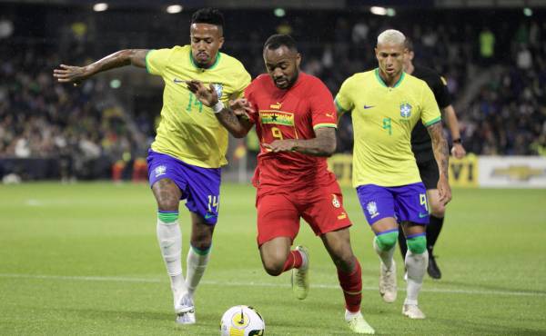Le défenseur brésilien Eder Militao (G) se bat pour le ballon avec l'attaquant ghanéen Jordan Ayew (C) lors du match de football amical entre le Brésil et le Ghana au stade Océane du Havre, dans le nord-ouest de la France, le 23 septembre 2022. (Photo de Lou BENOIST / AFP)