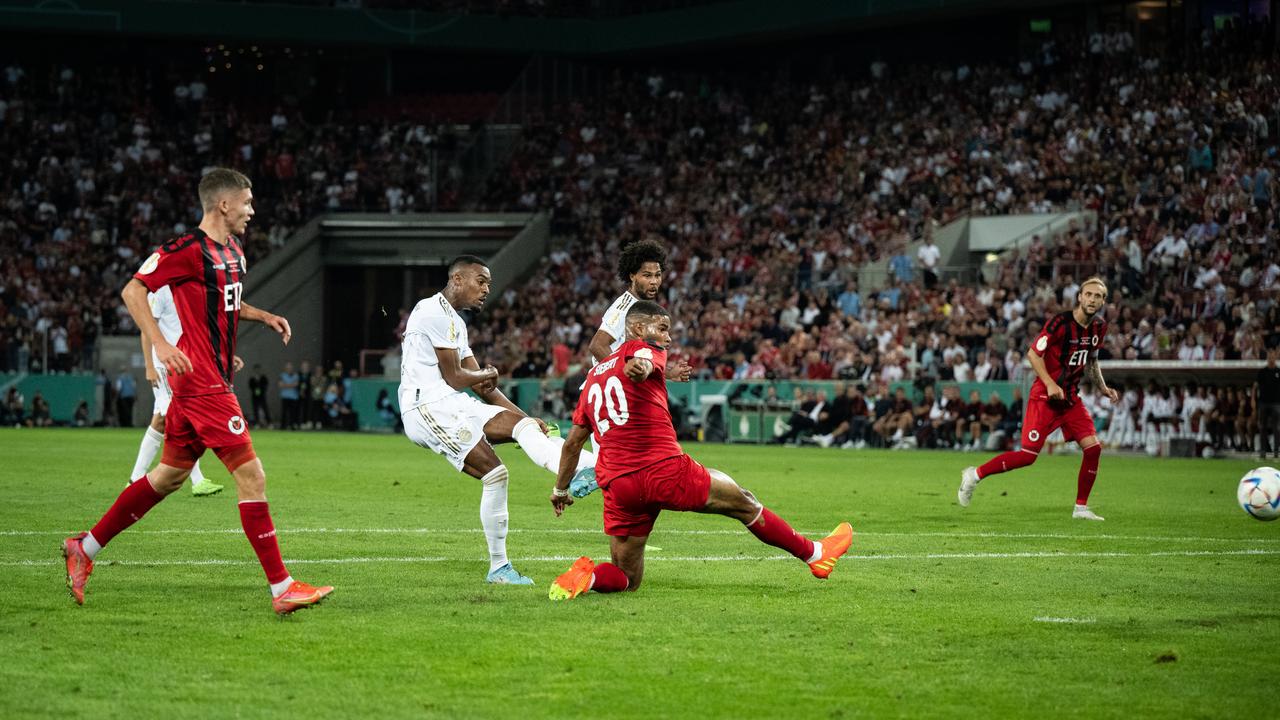 Ryan Gravenberch marque son premier but pour le Bayern Munich.