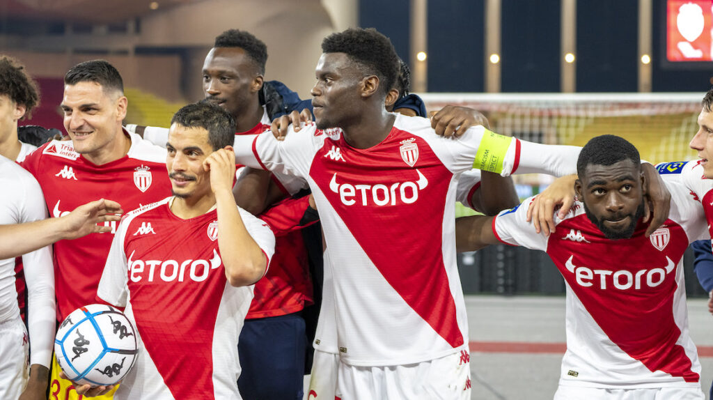 Badiashile portant le brassard de capitaine de l'AS Monaco.