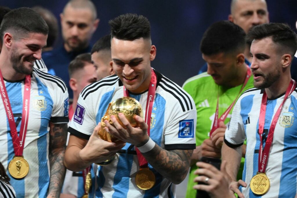 Lautaro Martinez avec la coupe du monde