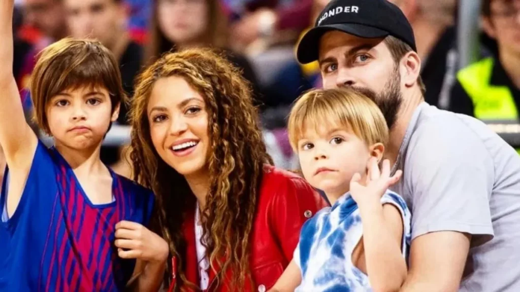 Shakira et Piqué avec leurs deux enfants lors d'un match de basket.
