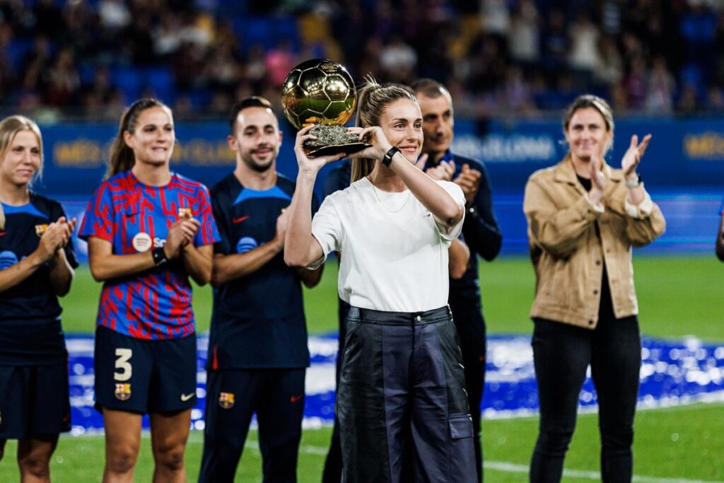 La Reina montrant son Ballon d'Or aux fans du FC Barcelone.