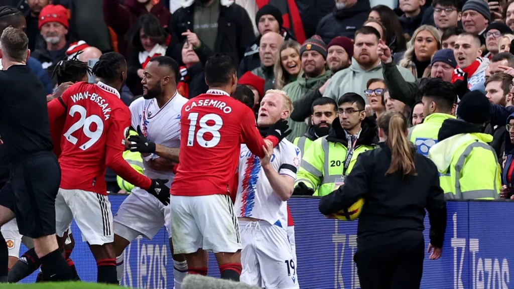 Casemiro a agressé Will Hughes.