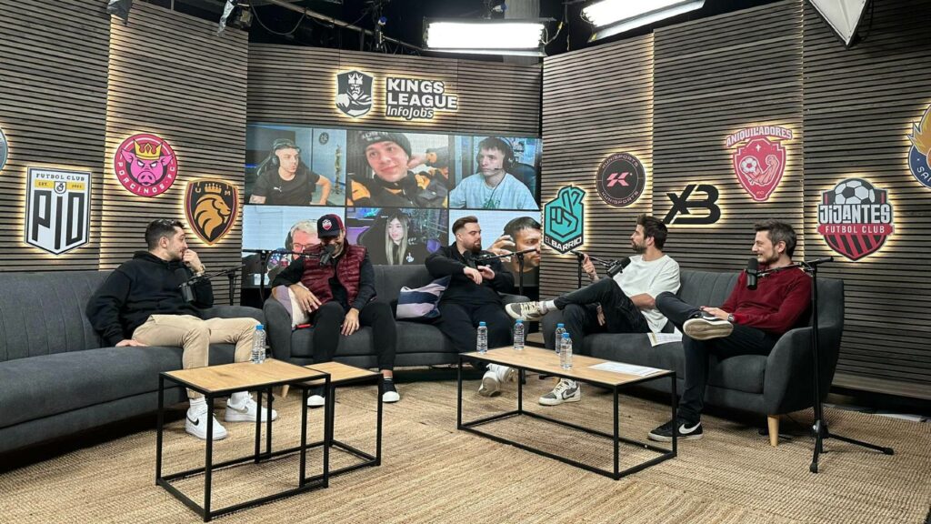 Piqué aux côtés des propriétaires des équipes participant à la Kings League.
