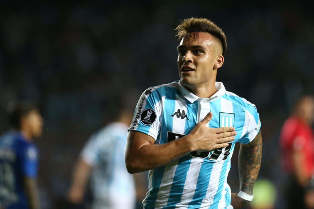 El Toro dans un match avec Racing de Avellaneda. 