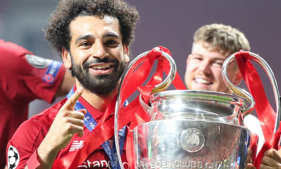 Mohamed Salah avec la coupe de la Ligue des champions de l'UEFA pour la saison 2018/2019.