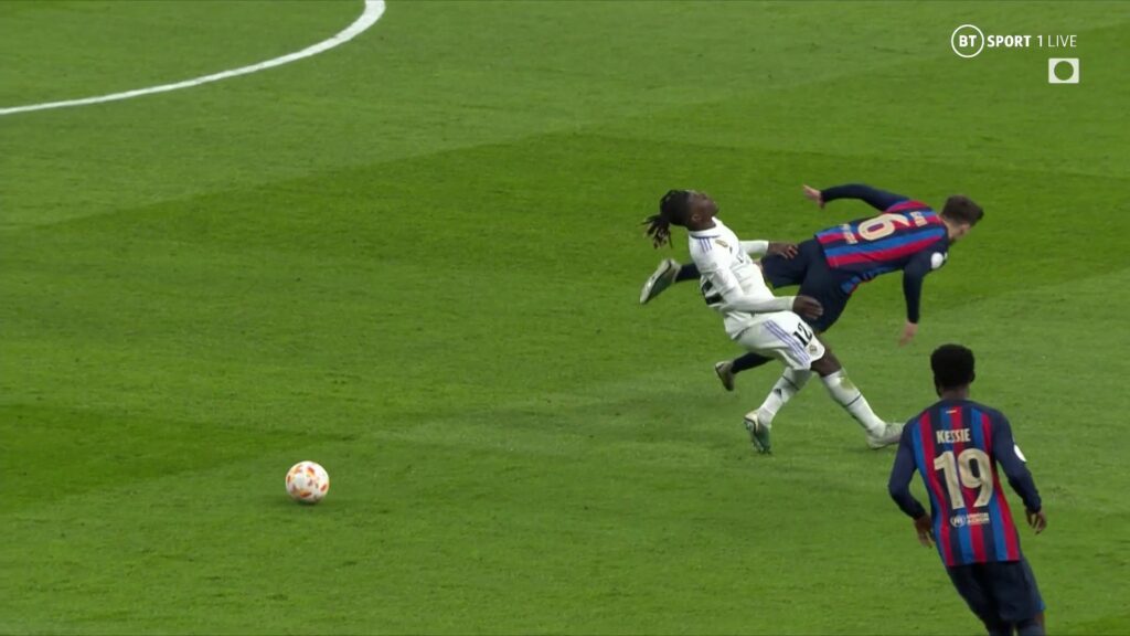 Gavi sur Camavinga dans El Clasico.