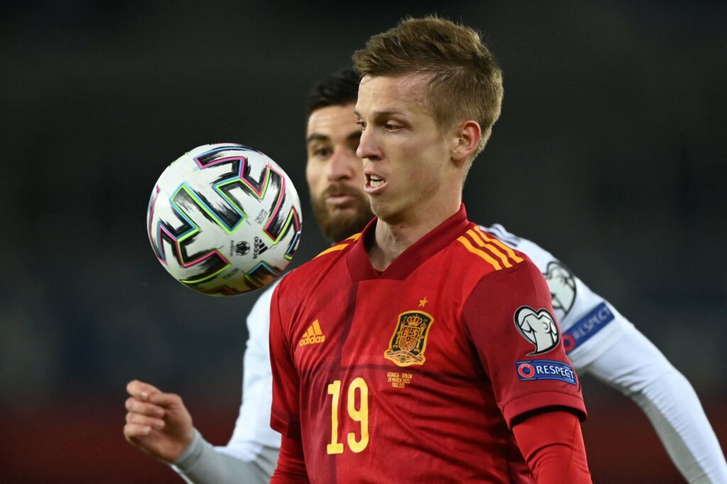 Dani Olmo en uniforme espagnol pour attraper le ballon.