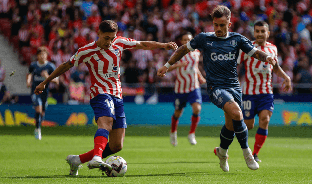 Girona vs Atletico Madrid. Les joueurs des deux équipes tentent d'atteindre le ballon.
