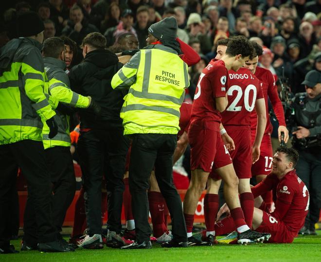 Suite à un impact reçu par le supporter, le défenseur de Liverpool Andrew Robertson est tombé au sol. 