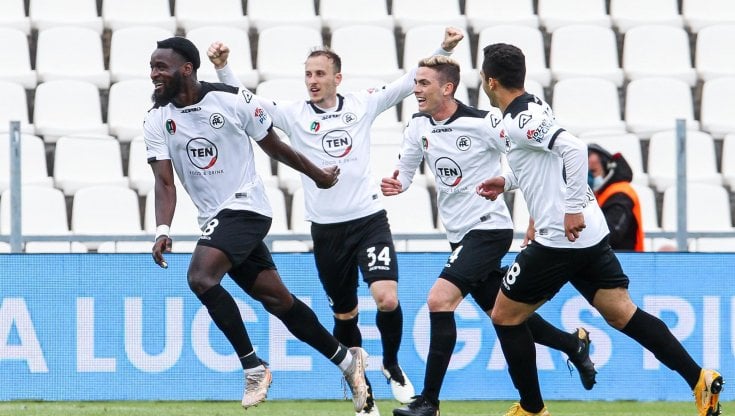 Les joueurs de Spezia Calcio célèbrent après avoir marqué un but.