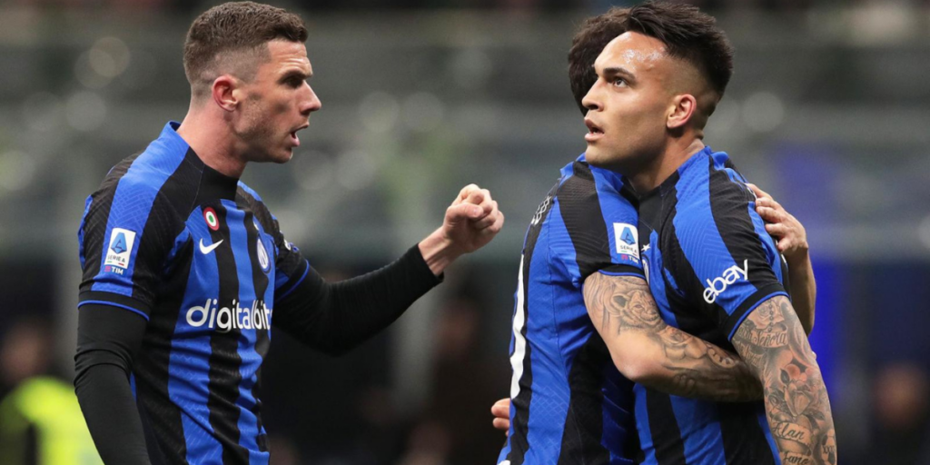 Lautaro Martinez célèbre avec ses coéquipiers après avoir marqué son 90e but sous le maillot milanais lors de la victoire 3-1 contre l'Udinese.