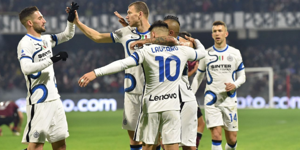 Les joueurs de l'Inter Milan fêtent leur victoire 0-5 sur l'US Salernitana.