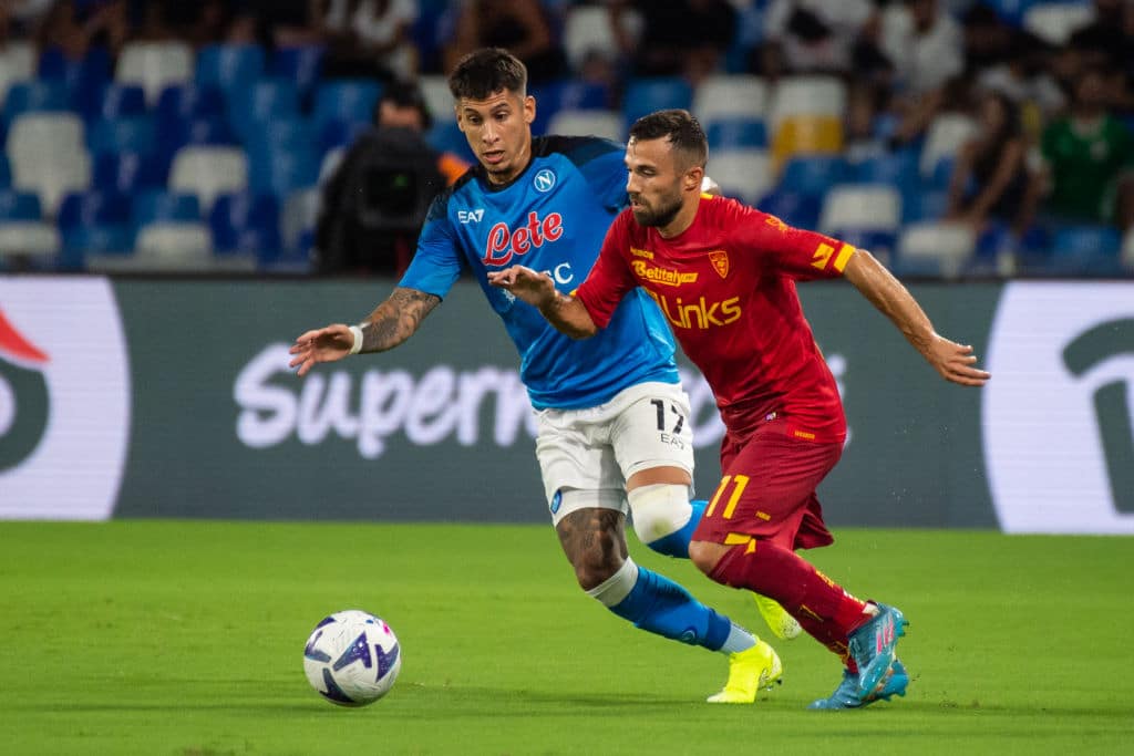 Mathias Olivera du SSC Napoli et Federico Di Francesco de l'US Lecce dans un 1 contre 1 lors du match SSC Napoli vs US Lecce au Stadio Diego Armando Maradona.