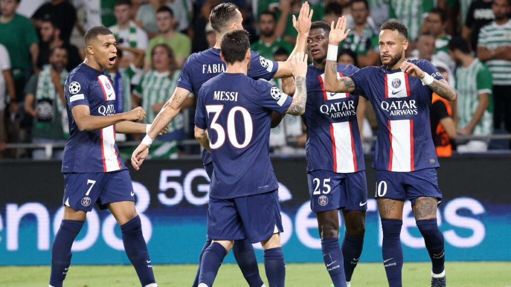 Les joueurs du PSG célèbrent après avoir marqué un but.