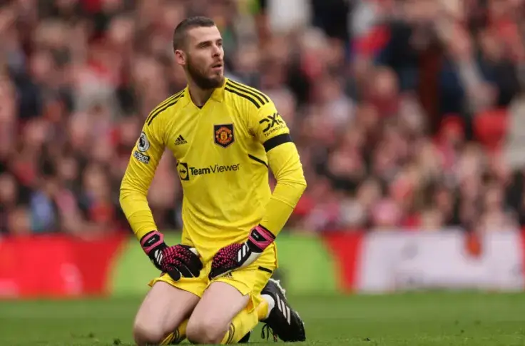 David de gea à genoux sur le terrain.