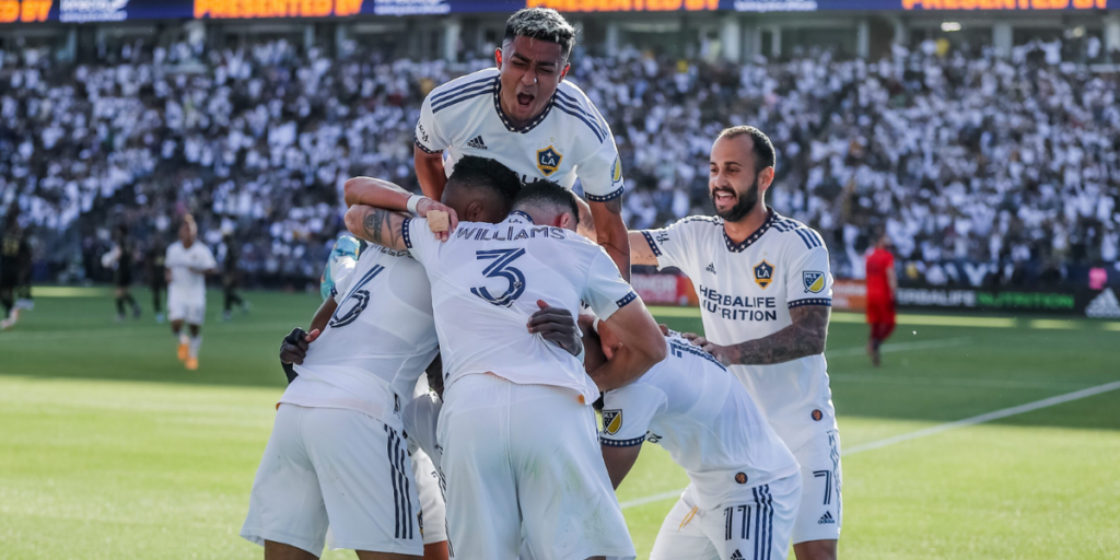 Les joueurs du LA Galaxy fêtent leur victoire sur le LAFC 2-1.