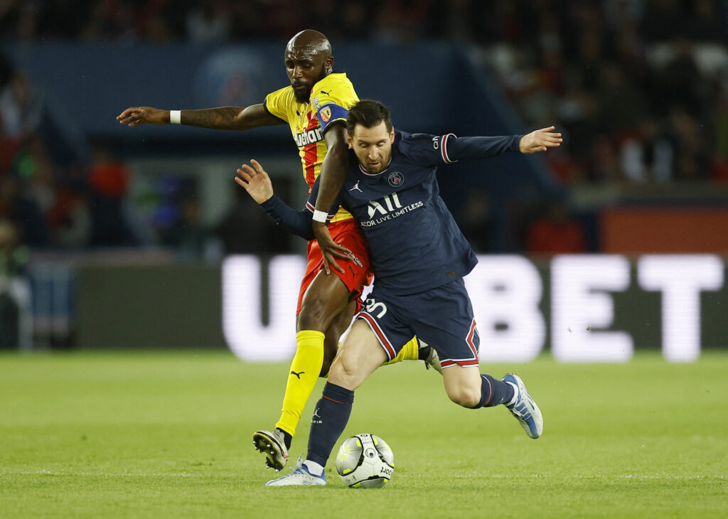 Lionel Messi et Seko Fofana lors du match Paris Saint Germain vs. RC Lens au Parc des Princes lors de la 31ème journée du championnat de France.