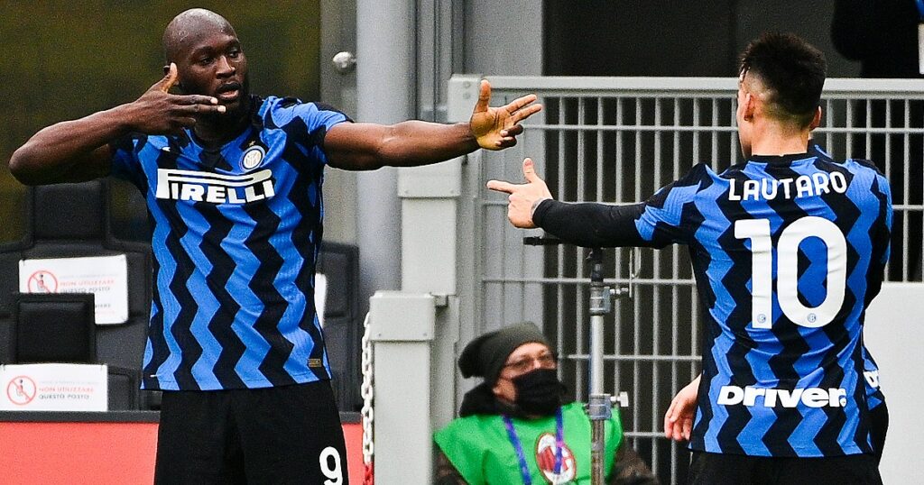Romelu Lukaku et Lautaro Martinez célèbrent après avoir marqué 3 buts à eux deux.