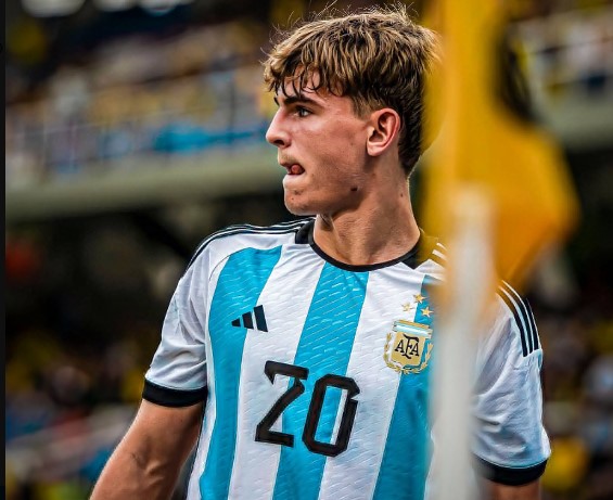 Nico Paz a fait ses débuts le 29 mai 2022 avec l'équipe nationale argentine U20 sous les ordres de Javier Mascherano.