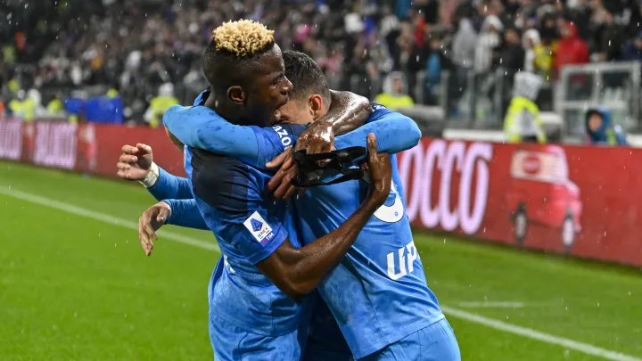Victor Osimhen célèbre la victoire 1-0 de Naples sur Sassuolo au stade Mapei lors d'un match de Serie A.