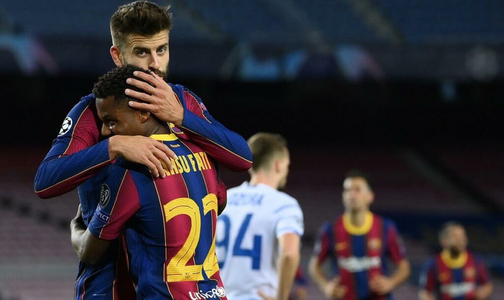 Piqué embrasse Ansu Fati sur le front sur le terrain.