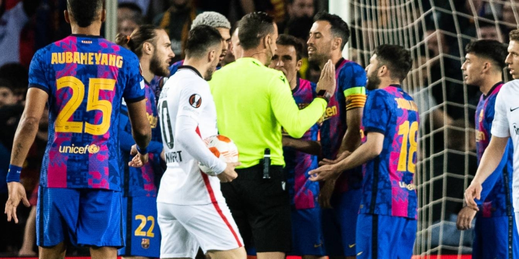 En 2022, Artur Dias a dirigé le match entre le F.C. Barcelone et Francfort, qui s'est soldé par une victoire 3-2 des Allemands.