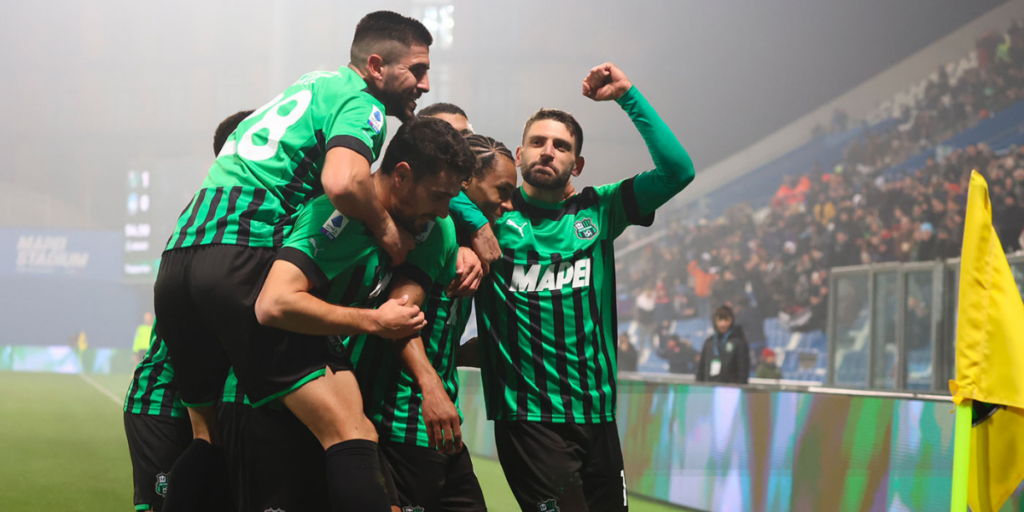 Armand Laurienté célèbre avec ses coéquipiers après avoir marqué le but de la victoire contre l'Atalanta.