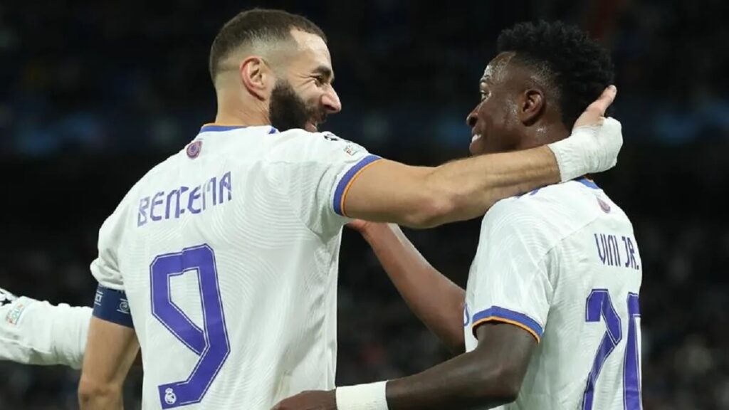 Célébration entre Karin Benzema et Vinícius Júnior.