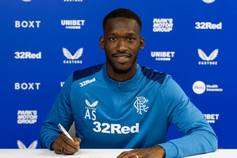 Abdallah Sima signant son noveau contrat avec Rangers FC.
