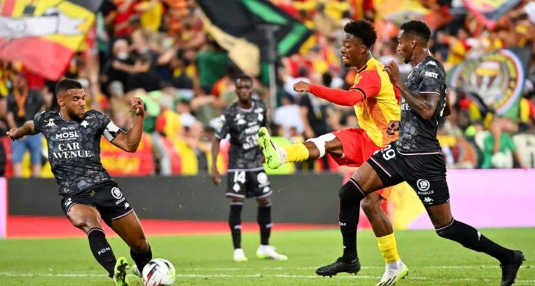 Lens à genoux